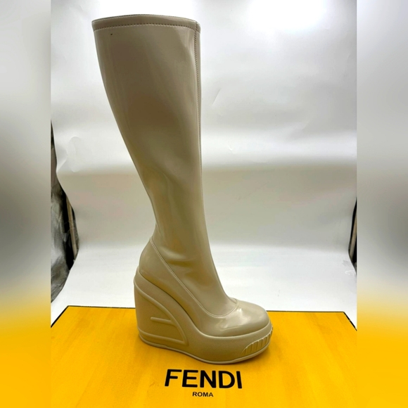 Fendi's knee-high boots flaunt a glossy/New with bix an cloth bag - Picture 4 of 10